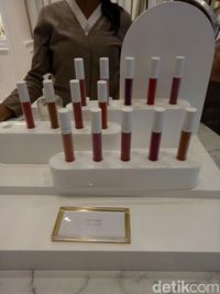 Buka Toko Kosmetik, Beauty Influencer Lizzie Parra Makin Sukses