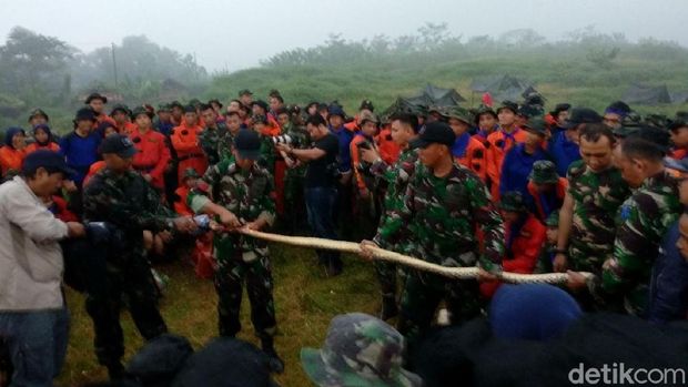 Aksi Prajurit TNI dan Pramugari Kepresidenan Survival Santap Cobra