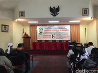 Hatta Taliwang bicara di panggung Kaukus Pembela Habib Rizieq.