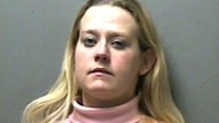 Jessica Ford, perempuan berusia 34 tahun dan berasal dari La Vergne, Tennessee, kini ditahan dan menjalani pemeriksaan atas peristiwa ini. Sebelumnya, Ford pernah ditangkap karena mencoba memanjat pagar Gedung Putih pada musim tahun lalu. Dia juga pernah ditangkap pada Juli 2017 karena melanggar aturan kunjungan di Gedung Putih, ungkap NBC. Foto: BBC World