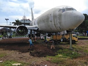 2 Pesawat Misterius Ada di Pinggir Jalanan Bali, Bagaimana Caranya?