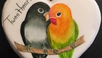 Kali ini Belinda membuat gambar love bird. Di atas kue kering ada sepasang love bird yang sedang bermesraan! Bikin iri, deh. Foto: Instagram