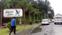 Jalanan perbatasan Malaysia cukup sepi, namun tak jauh dari perbatasan terdapat kota kecil Lubuk Antu, tempat dimana banyak warga Indonesia di Entikong atau Kabupaten Sanggau berbelanja kebutuhan pokok di sana.