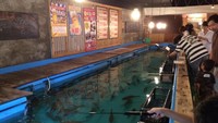 Begini nih serunya memancing ikan-ikan yang ada di kolam. Meskipun kelihatannya banyak, tapi kira-kira gampang nggak ya ambilnya? Foto: Istimewa