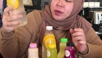 Bukan serakah, di depan Melly memang ada banyak botol minuman sehat tapi tidak untuk diminum semuanya. Minuman sehat semua, healthy drink bahasa gaya ya mah, enak segaaaar, tulisnya dalam captions. Foto: Instagram