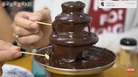 Yang ditusuk dengan tusukan gigi itu bukan cokelat almond, lho. Tapi pete!  Rasa manis cokelat dicampur dengan rasa pahit dan bau khas pete jadinya gimana, ya? Foto: YouTube Edho Zell