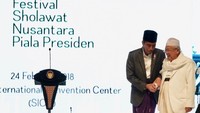 Setelah menabuhkan beduk, ada momen menarik. Jokowi tampak menggenggam erat tangan Maruf. Foto: dok. Biro Pers Setpres