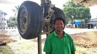 Mandor proyek bernama Hendrikus Nou. Terkadang, wisatawan yang penasaran, dipersilakan masuk melihat proyek (David Saut/detikTravel)