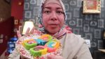 Mau Tahu Gimana Gaya Makan Melly Goeslaw? Intip Lewat 10 Foto Ini