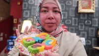 Kalau Melly memamerkan sepiring cake seperti ini, kira-kira ia hanya pamer atau menawarkan hayo? Siapa yang mau? Foto: Instagram