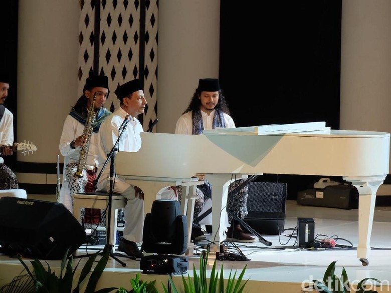 Di Depan Jokowi, Habib Luthfi Main Piano Bawakan Lagu Padang Bulan Di Depan Jokowi, Habib Luthfi Main Piano Bawakan Lagu Padang Bulan
