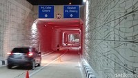 Saat malam hari, Underpass Kartini terlihat cantik dengan lampu warna-warni (Foto: Eva Safitri/detikcom)