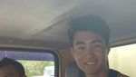 Ini Bule yang Kehabisan Ongkos di Jakbar dan Dititipi Polisi Naik Truk