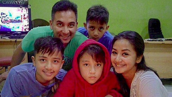 Gantengnya 3 Buah Hati Amara dan Frans Lingua
