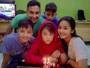 Gantengnya 3 Buah Hati Amara dan Frans Lingua