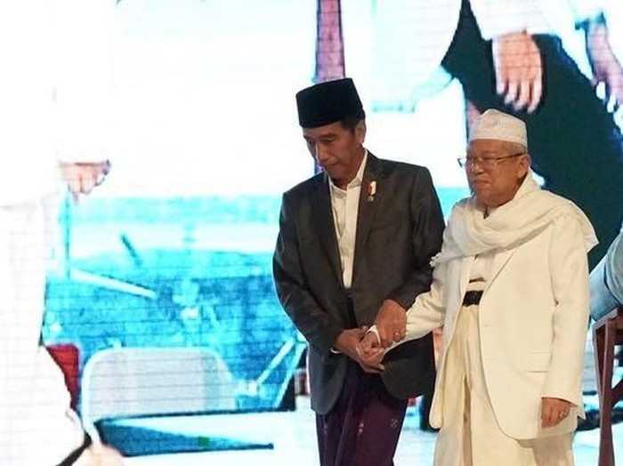 Saat Jokowi Genggam Erat Tangan Maruf Amin Usai Tabuh Beduk Festival Sholawat