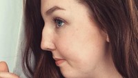 Aku tak pernah mengunggah fotoku ke dunia maya sebelumnya, terutama saat tampak samping karena ini membuatku sadar diri setiap hari. Tetapi tahukah bahwa HIDUNG BESAR OKE-OKE SAJA meskipun mencuitkannya ini terasa ngeri. (Foto: Twitter/mollydotw)