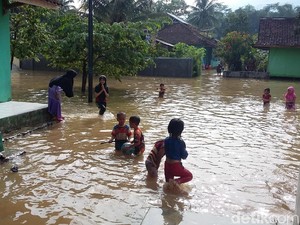 Banjir yang Merendam 870 Rumah di Sukaresik Tasikmalaya Mulai Surut