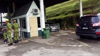 Bangunan CIQ milik Negeri Jiran yang hanya berjarak sekitar 300 meter dari PLBN Entikong kondisinya sudah cukup tua. Catnya yang dominan hijau sudah terlihat kusam. Pos yang dijaga Tentara Diraja Malaysia tersebut cukup ramai, puluhan pelintas batas dari Indonesia terlihat mengantre di imigrasi Malaysia.
