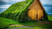 Rumah kayu ini tampak ditutupi rerumputan di bagian atapnya. Boredpanda/Istimewa.