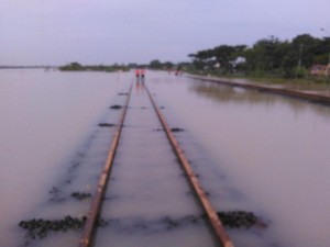 Banjir, Kereta Api yang Melintas Cirebon Masih Dialihkan ke Selatan