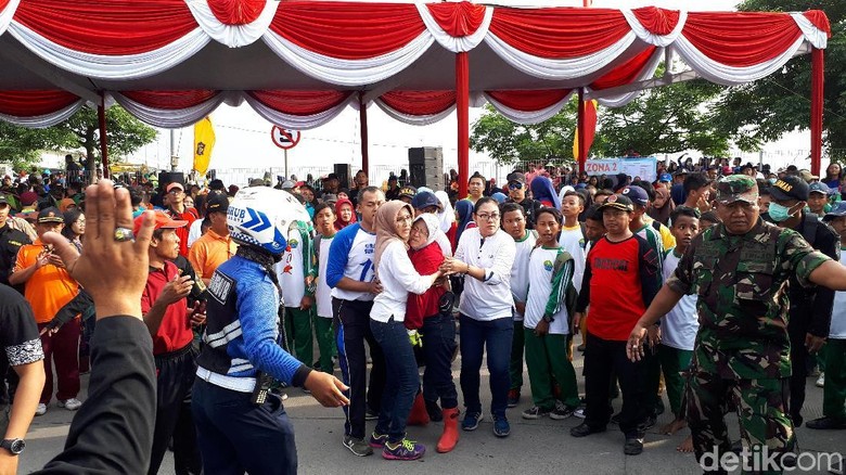 Risma Nyaris Pingsan Saat Bersih-bersih Sampah di Suramadu Risma Nyaris Pingsan Saat Bersih-bersih Sampah di Suramadu