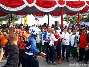 Risma Nyaris Pingsan Saat Bersih-bersih Sampah di Suramadu