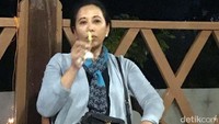 Menteri Rini mengeluarkan cabe setan dari dalam tasnya. Ia memakan cabe itu di malam hari biar tak mudah ngantuk.