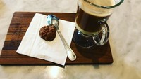 Minum kopi susu di restoran Lumpang Emas, Melly memuji rasanya. Kopi susunya JUARAAAA, tulis Melly. Foto: Instagram