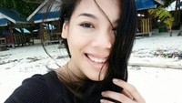 Senyum cantik Indonesia pun terpancar dari wajah Alya. Liburan memang terbukti dapat membuat wajah lebih ceria dan bahagia (alya.nurshabrina/Instagram)