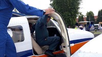 Awalnya, Budi Karya yang mengenakan seragam udara berwarna hijau itu melihat-lihat bagian luar pesawat. Kemudian, dia masuk ke bagian dalam dan duduk di kursi sebelah pilot.