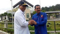 Namun dalam kunjungannya tersebut, dia mengetahui ada Menteri Perhubungan Indonesia, Budi Karya Sumadi, yang tengah menyambangi PLBN Entikong. Sehingga dirinya memutuskan menyeberang ke Entikong untuk bertemu dengan pejabat dari Jakarta tersebut.