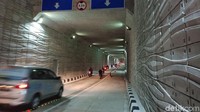 Terlihat kendaraan baik mobil maupun motor melewati Underpass Kartini.
