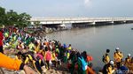 Foto: Risma Nyaris Pingsan saat Bersih-bersih Sampah