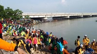 Aksi bersih-bersih sampah diikuti siswa dan instansi pemerintahan. (Foto: Zainal Effendi/detikcom)