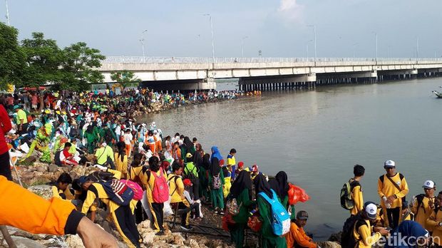 Aksi bersih-bersih sampah di kaki jembatan Surabaya Madura (Suramadu)