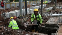 Petugas juga memperbaiki drainase di kawasan itu.