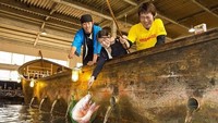 Kalau tak bisa memancing, Anda juga bisa meminta pegawai untuk membantu Anda memancing ikan.  Foto: Istimewa