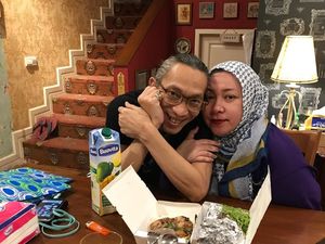 Mau Tahu Gimana Gaya Makan Melly Goeslaw? Intip Lewat 10 Foto Ini