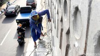 Mereka melakukan pekerjaan akhir, seperti pengecetan.