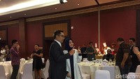 Emil sendiri merupakan lulusan universitas di Amerika Serikat itu. Penggalangan ini adalah bagian dari Udunan Warga, cara penggalangan dana yang digunakan pendukungnya.