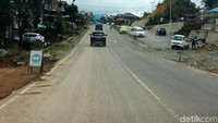 Sementara di beberapa titik terlihat masih ada juga jalan berlubang, tapi jumlahnya sangat sedikit.