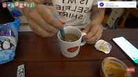  Tidak hanya makanan,  minuman unik juga jadi tantangan. Kelihatannya ini kaya secangkir kopi biasa. Tapi sebenarnya ini adalah kopi yang dicampur selai kacang! Foto: YouTube Edho Zell