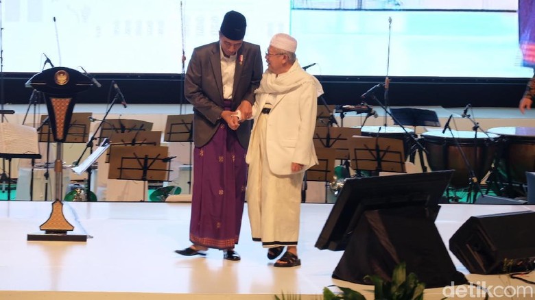 Saat Jokowi Genggam Erat KH Maruf Usai Tabuh Beduk Festival Sholawat Saat Jokowi Genggam Erat KH Maruf Usai Tabuh Beduk Festival Sholawat