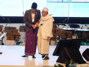 Saat Jokowi Genggam Erat KH Maruf Usai Tabuh Beduk Festival Sholawat