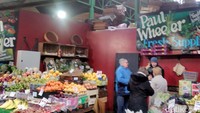 Senin dan Selasa Borough Market buka pukul 10.00-17.00, tapi hanya terbatas atau limited market. Maksudnya, tidak semua toko yang buka di dua hari itu, tapi masih ada sejumlah pedagang yang berjualan. Pada Rabu-Jumat pasar buka secara penuh atau full market. Artinya semua kios pedagang di Borough Market buka. Rabu dan Kamis, Borough Market buka pukul 10.00-17.00. Di Jumat buka pukul 10.00-18.00, dan Sabtu pukul 08.00-17.00.