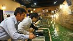 Lihat Nih Keseruan Mancing Sebelum Mulai Makan di Restoran Ini