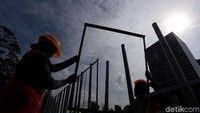Terlihat pekerja tengah mengerjakan pemasangan pembatas jalan di Jalan Jenderal Sudirman, Jakarta Pusat, Sabtu (24/02/2018).