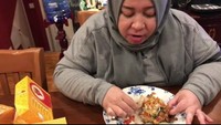 Makan ayam geprek dengan limpahan sambal. Melly makan sambil bilang, makanan ini menyemarakkan malam minggunya. Foto: Instagram