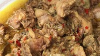 Nyamm! ayam berkuah rempah ini kelihatan enak banget ya? Sampai-sampai Happy menyebutnya the best. Foto: Instagram